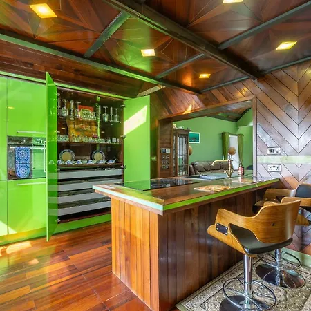 Belmont Deco Noir Entire Ferienhaus
